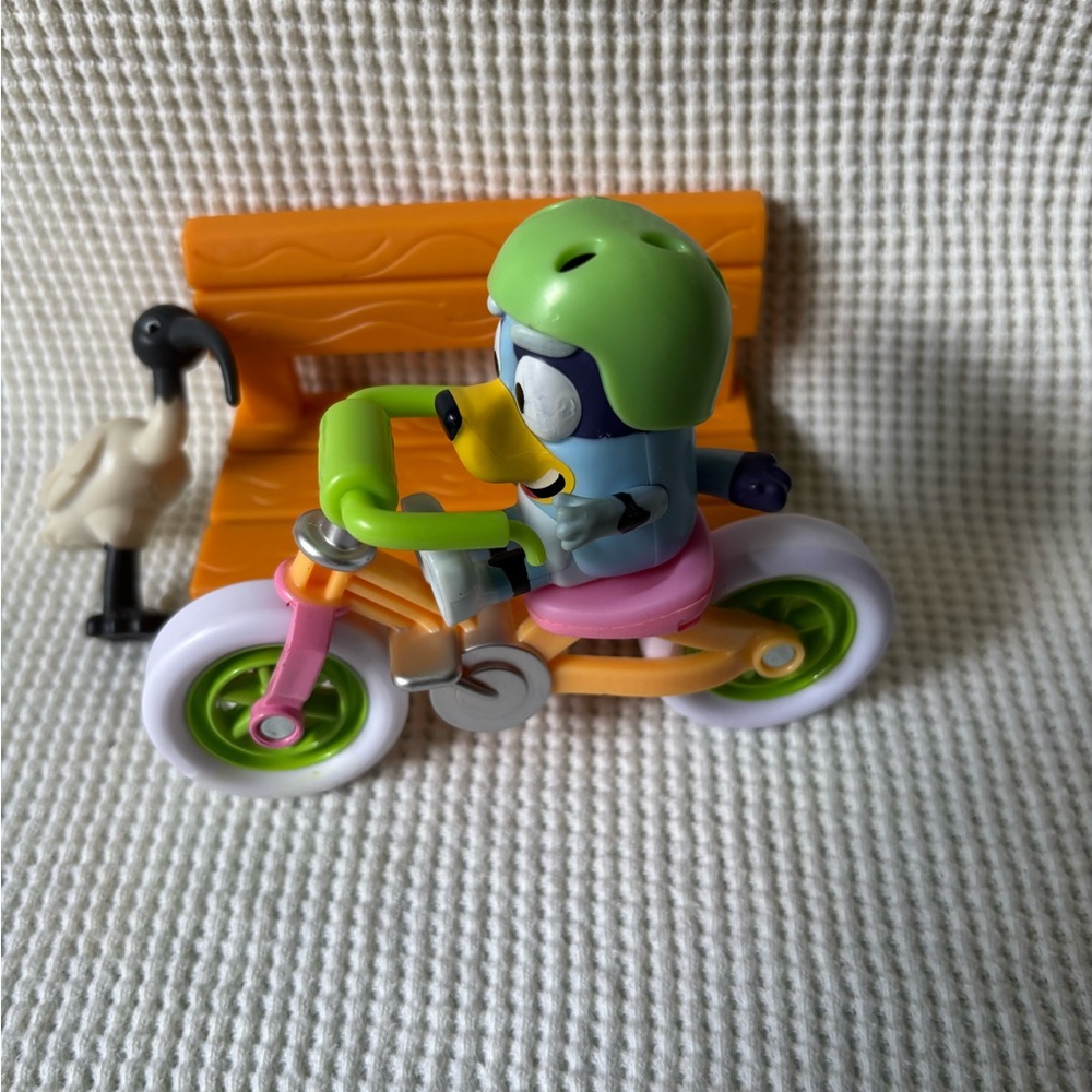 Bluey learns to ride Bicycle park figure & Bingo Ice Cream cart playset Lot - Picture 4 of 7